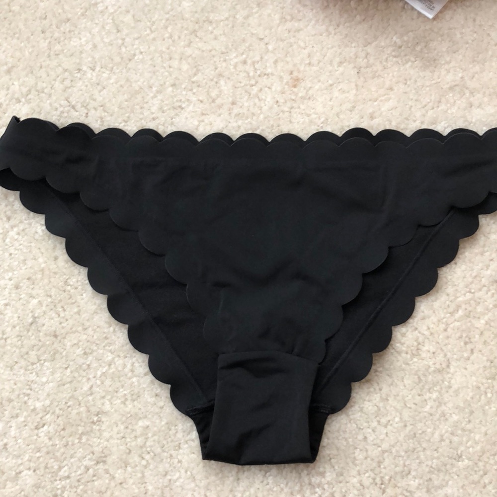 Black scallop bathingsuit bottoms